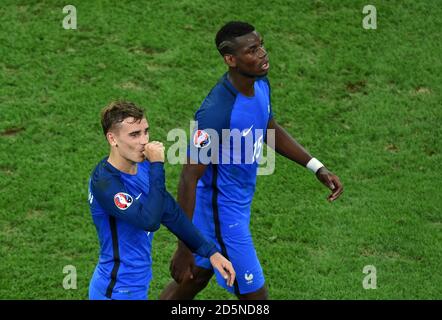 Antoine Griezmann (à gauche) célèbre le premier but de son côté Du match avec Paul Pogba, coéquipier Banque D'Images