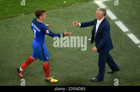 Antoine Griezmann (à gauche) serre la main avec l'entraîneur-chef Didier Deschamps comme il est remplacé Banque D'Images