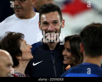 Le gardien de but de France Hugo Lloris célèbre avec sa femme Marine et sa mère Marie après le coup de sifflet final Banque D'Images