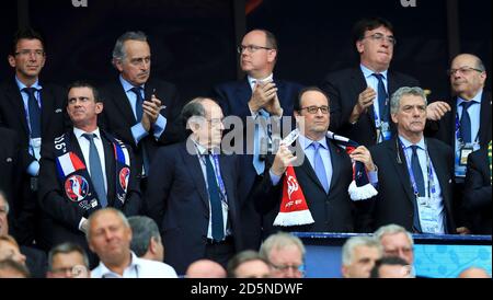 (Front row, G-D) Manuel Valls, président de la Fédération française de football Noel le Graet, président français François Hollande et président de la Fédération royale espagnole de football Angel Maria Villar avec le Prince Albert de Monaco (back row, centre) dans les tribunes avant le match. Banque D'Images