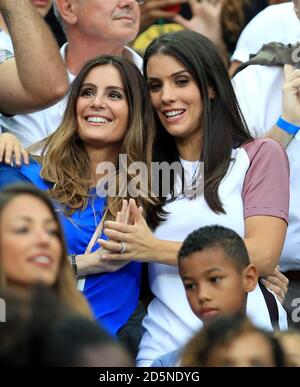 Marine Lloris, épouse du gardien de but français Hugo Lloris (à gauche) avec Ludive Sagna, épouse de France Bacary Sagna dans les stands avant le match. Banque D'Images