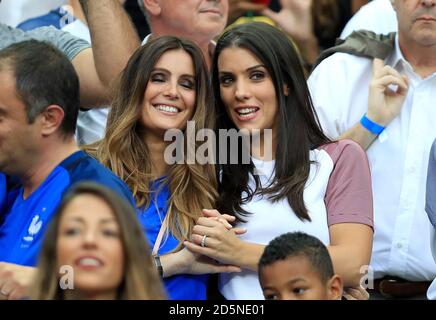 Marine Lloris, épouse du gardien de but français Hugo Lloris (à gauche) avec Ludive Sagna, épouse de France Bacary Sagna dans les stands avant le match. Banque D'Images