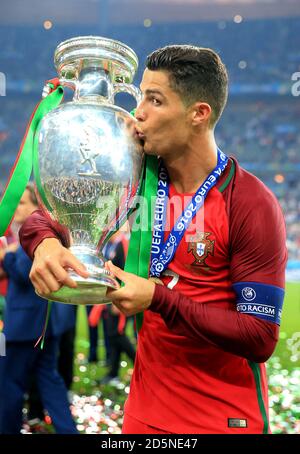 Cristiano Ronaldo du Portugal célèbre avec le trophée sur le terrain après que le Portugal a remporté la finale de l'UEFA Euro 2016. Banque D'Images