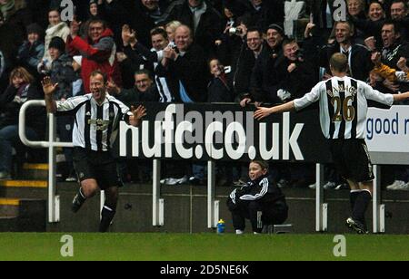 Alan Shearer (l), de Newcastle United, célèbre l'objectif d'ouverture Contre Mansfield Town Banque D'Images