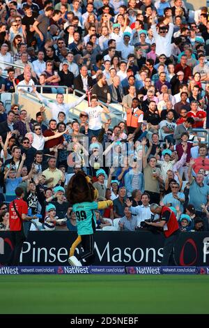 La mascotte de Surrey Caesar le Lion jette des t-shirts dans les tribunes pour les ventilateurs Banque D'Images