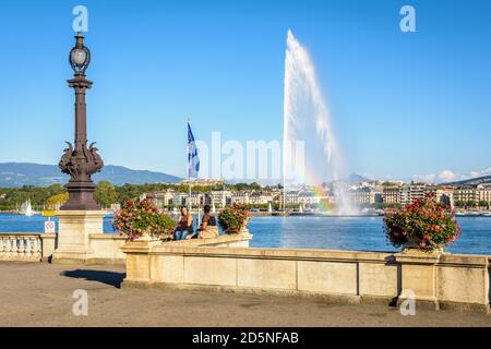 Vue sur la baie de Genève et la fontaine jet d'eau Jet d'eau depuis la rotonde du Mont blanc, une place publique sur la rive droite du lac Léman. Banque D'Images