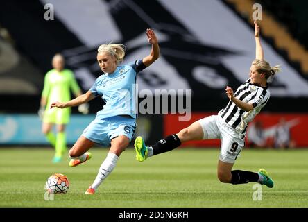 Steph Houghton de Manchester City (à gauche) et Ellen White du comté de Notts bataille pour le ballon Banque D'Images