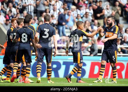 Dwight Gayle (centre) de Newcastle United célèbre son deuxième but du jeu Banque D'Images