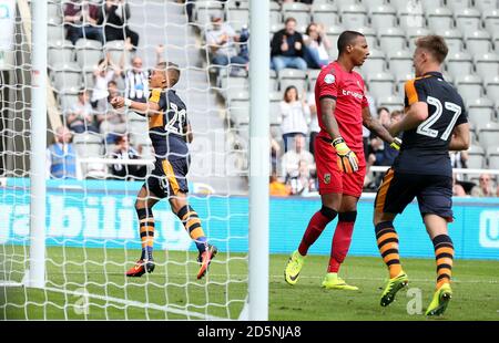 Dwight Gayle (à gauche) de Newcastle United célèbre son deuxième but du jeu Banque D'Images