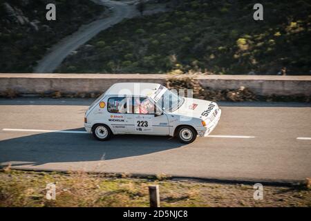 Col de San Colombano, Corse, France - 8 octobre 2020 : François Dumel et Jean-Philippe Baptista concourent dans leur Peugeot 205 Rallye dans le 2020 T. Banque D'Images