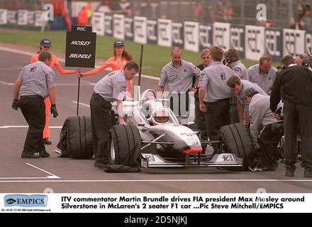 Martin Brundle, commentateur d'ITV, dirige le président de la FIA Max Mosley Silverstone dans la voiture de Formule 1 à deux places de McLaren Banque D'Images