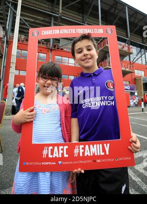 Charlton Athletic Chief Executive Katrien Meire rencontre des fans lors de la journée de détente en famille dans le parking de la vallée avant le match. Banque D'Images