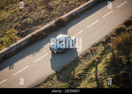 Col de San Colombano, Corse, France - 8 octobre 2020 : Jean-Philippe Mourenon et Nicolas Verda concourent dans leur Renault R8 Gordini lors du Tour 2020 Banque D'Images