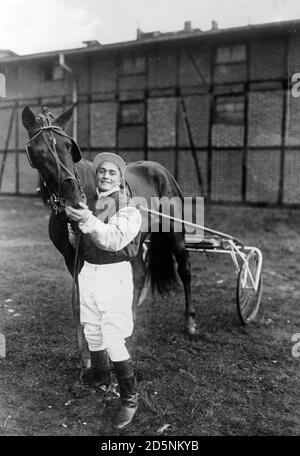 Le plus jeune entraîneur de chevaux au monde, Hans Fromming, 18 ans, qui est debout à côté d'un de ses chevaux. Banque D'Images