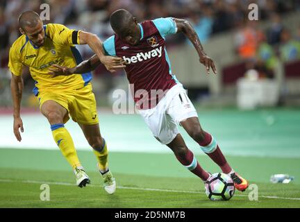 West Ham United, Enner Valencia (à droite) et Alvaro de NK Domzale Brachi combat pour le ballon Banque D'Images