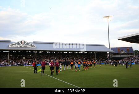 Les matchs de Fulham et Newcastle United sortent sur le terrain avant le match. Banque D'Images