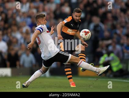 Tom Cairney de Fulham (à gauche) et Paul Dummett de Newcastle United en action. Banque D'Images