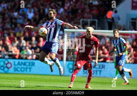 Hordur Magnusson de Bristol City et Wigan Athletic's Wera Grigg (à droite) en action. Banque D'Images