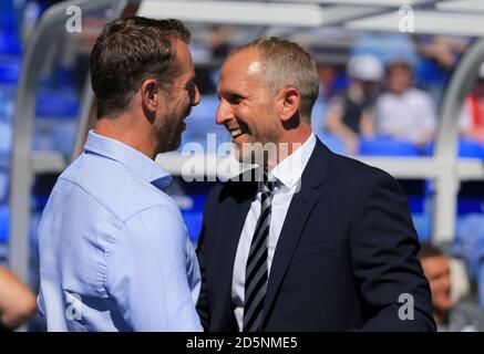 Gary Rowett (L), directeur de la ville de Birmingham, salue le directeur de la ville de Cardiff Paul Trollope (R) Banque D'Images