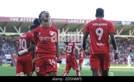 Bobby Reid de Bristol City célèbre son but contre Wigan Athletic pour le faire 2-1. Banque D'Images