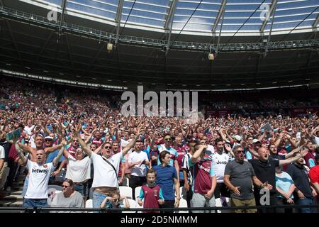 Les fans de West Ham United dans les tribunes montrent leur soutien Banque D'Images