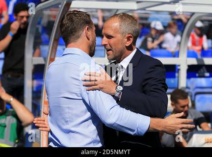 Gary Rowett (à gauche), directeur de la ville de Birmingham, salue le directeur de la ville de Cardiff Paul Trollope Banque D'Images