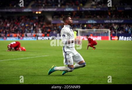 Sergio Ramos, du Real Madrid, célèbre le deuxième but de son camp du jeu Banque D'Images