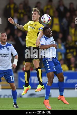 Kyle McFadzean de Burton Albion (à gauche) et Kelvin Etuhu de Bury (à droite) bataille pour le ballon Banque D'Images