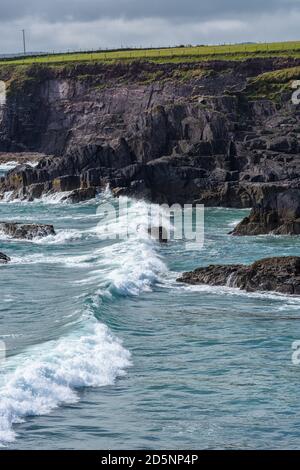 Vagues sur la falaise en Irlande. Littoral pittoresque en Irlande. Grandes vagues sur la côte de l'Irlande. Banque D'Images