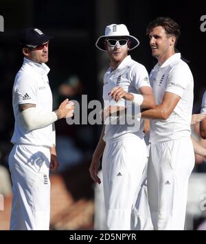 Stuart Broad (au centre), en Angleterre, célèbre l'Asad Shafiq, au Pakistan Banque D'Images