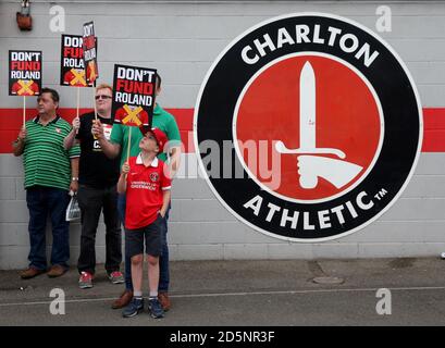 Les fans de Charlton Athletic protestent à l'extérieur du sol Banque D'Images