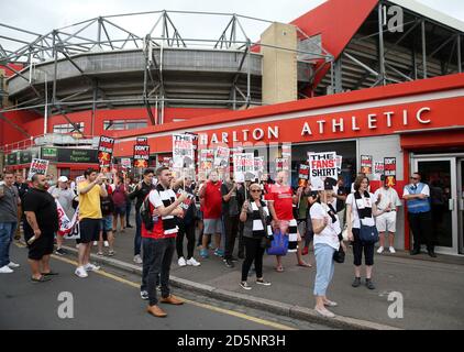 Les fans de Charlton Athletic protestent à l'extérieur du sol Banque D'Images