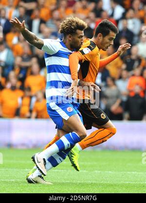 Joao Teixeira de Wolverhampton (à droite) et Daniel Williams de Reading se battent pour le ballon. Banque D'Images