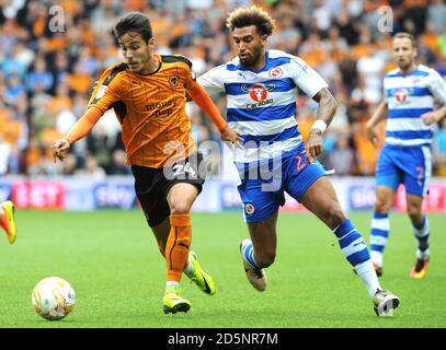 Joao Teixeira de Wolverhampton (à gauche) et Daniel Williams de Reading se battent pour le ballon. Banque D'Images