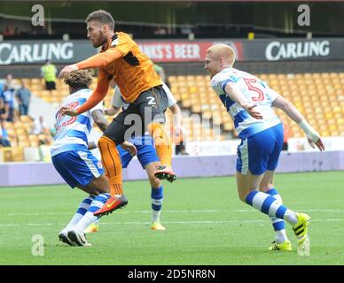 Matt Doherty de Wolverhampton (au centre) marque son premier but contre Reading. Banque D'Images