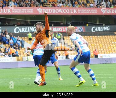 Matt Doherty de Wolverhampton (au centre) marque son premier but contre Reading. Banque D'Images