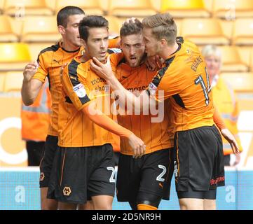 Matt Doherty de Wolverhampton (au centre) célèbre avec Lee Evans de Wolverhampton (à droite), Joao Teixeira de Wolverhampton (à gauche) après avoir marquant son premier but contre Reading. Banque D'Images