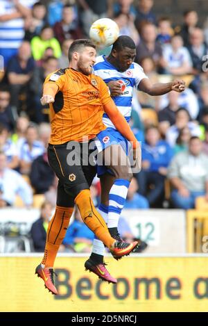 Matt Doherty de Wolverhampton (à gauche) et Yakou Meite de Reading se battent pour le ballon. Banque D'Images