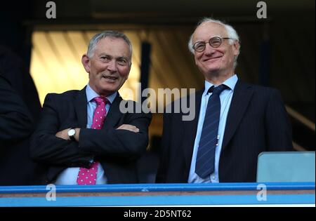 Richard Scudamore, président exécutif de la Premier League (à gauche), et Chelsea, président Bruce Buck dans les stands avant kcik off Banque D'Images