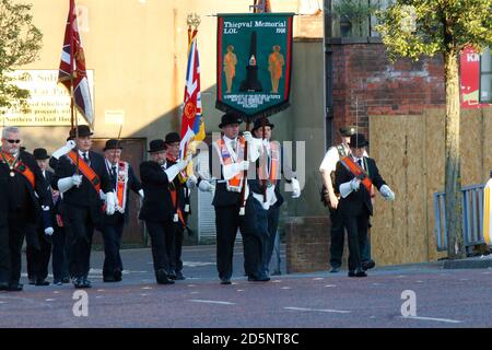 Oranierorden Marschsaison der protestantischen, hier durch ein katholisches Viertel von Belfast, Nordirland/ saison marche de l'ordre d'Orange (Loya Banque D'Images