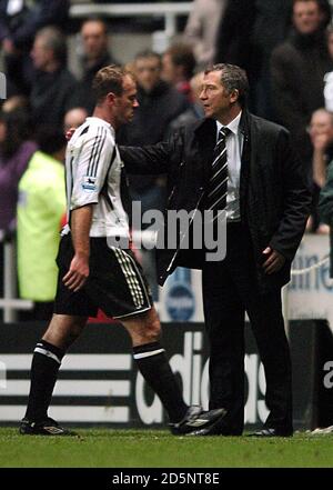 Alan Shearer, de Newcastle United, passe devant le Manager Graeme Souness Banque D'Images