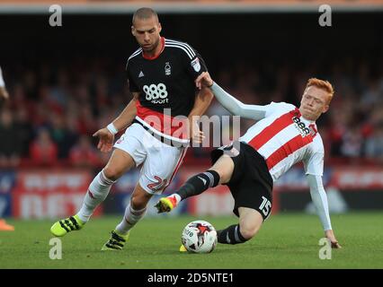 Ryan Woods de Brentford (à droite) et Pajtim Kasami de la forêt de Nottingham (à gauche) bataille pour le ballon Banque D'Images