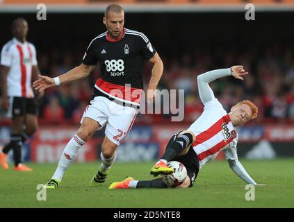 Ryan Woods de Brentford (à droite) et Pajtim Kasami de la forêt de Nottingham (à gauche) bataille pour le ballon Banque D'Images