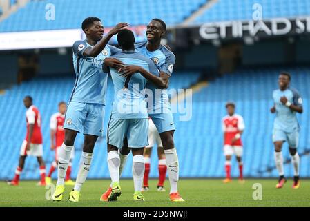 Rodney Kongolo de Manchester City (à l'extrême droite du groupe) Célèbre son but contre Arsenal avec ses coéquipiers Banque D'Images