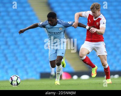 Isaac Buckley-Ricketts de Manchester City et Ben Sheaf d'Arsenal Banque D'Images