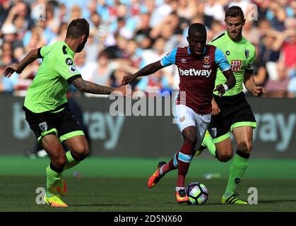 Enner Valencia (centre) de West Ham United et Simon de l'AFC Bournemouth Francis lutte pour le ballon Banque D'Images