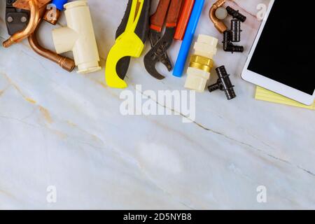 Les outils nécessaires pour les plombiers ont été préparés par un artisan avant de réparer les matériaux de plomberie, y compris le tuyau en cuivre, le raccord coudé, la clé de coloration Banque D'Images