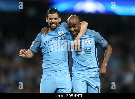 Fabien Delph (à droite) de Manchester City célèbre la première fois que son équipe a été mise à l'honneur but du jeu Banque D'Images