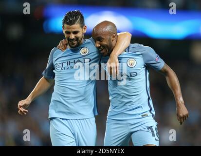 Fabien Delph (à droite) de Manchester City célèbre la première fois que son équipe a été mise à l'honneur but du jeu Banque D'Images