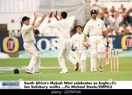 Le Makhaya Ntini (centre) d'Afrique du Sud célèbre avec son coéquipier Jonty Rhodes (À gauche) alors que Ian Salisbury (à droite), en Angleterre, marche Banque D'Images